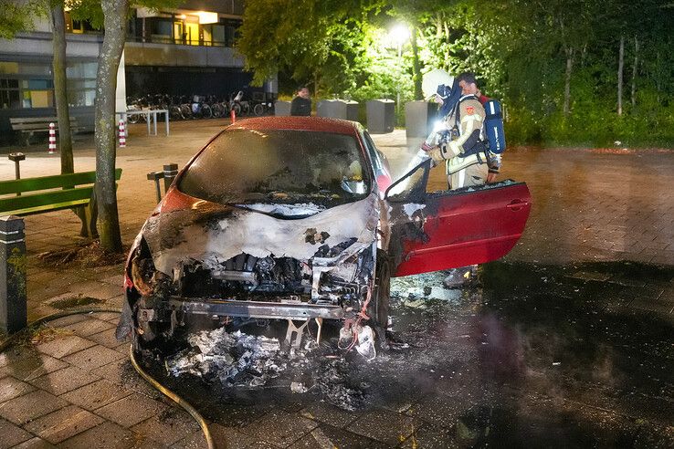 Opnieuw gaat auto van Zwollenaar in vlammen op in Holtenbroek
