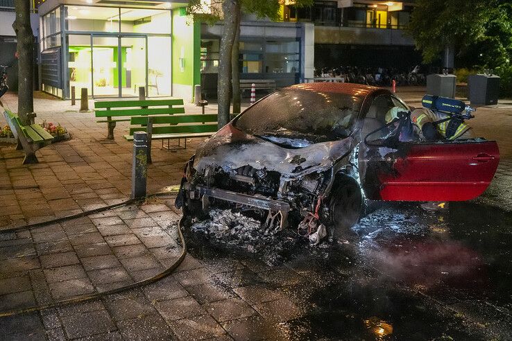 Opnieuw gaat auto van Zwollenaar in vlammen op in Holtenbroek