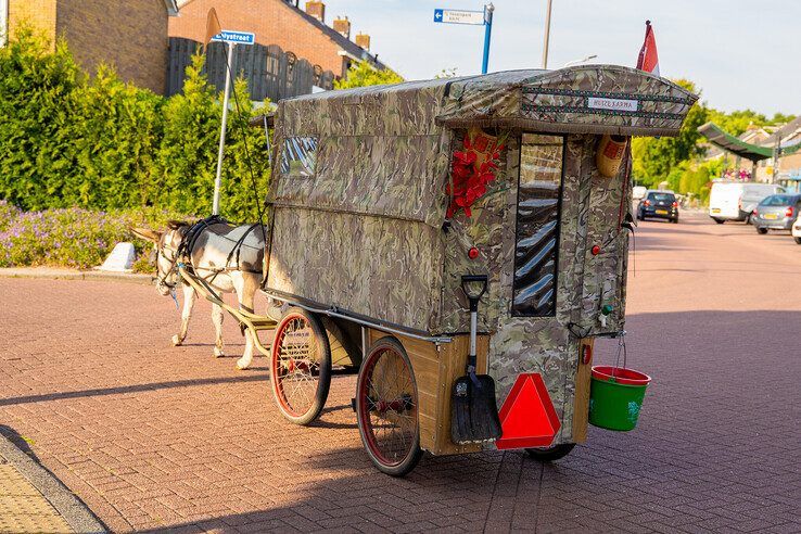 In beeld: Met ezel en kar naar kerkasiel in Kampen voor familie Babayants