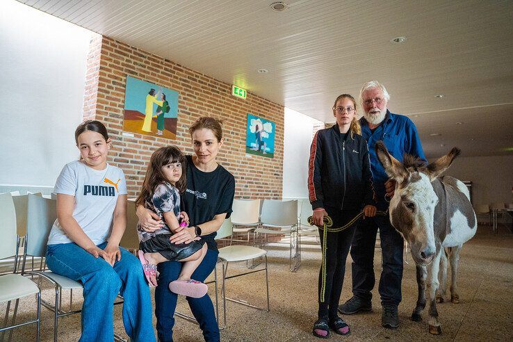 Familie Babayants en Erik van Bronswijk met ezel in de Open Hof.