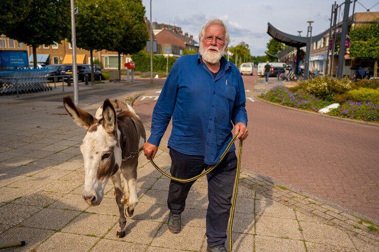 In beeld: Met ezel en kar naar kerkasiel in Kampen voor familie Babayants