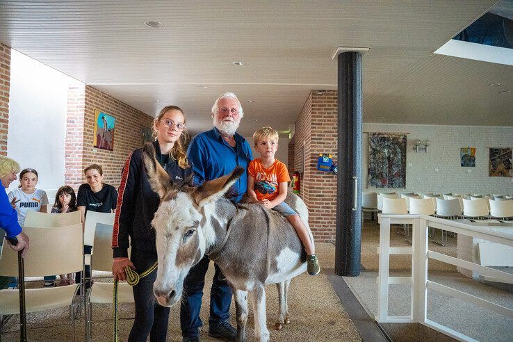 In beeld: Met ezel en kar naar kerkasiel in Kampen voor familie Babayants