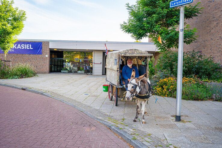 In beeld: Met ezel en kar naar kerkasiel in Kampen voor familie Babayants