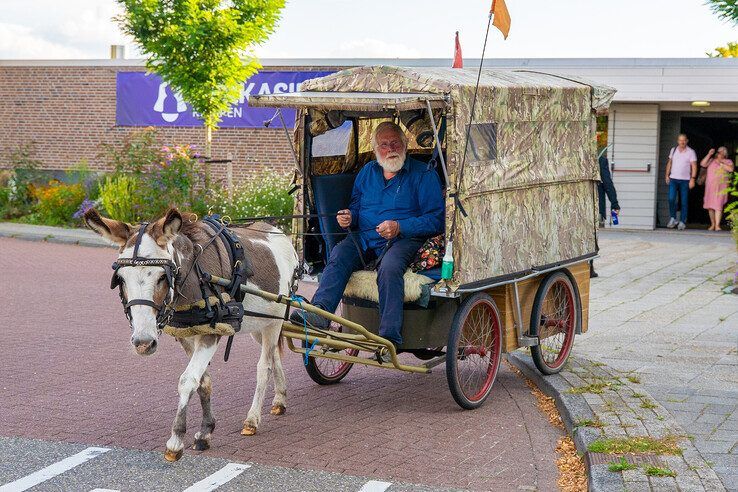 In beeld: Met ezel en kar naar kerkasiel in Kampen voor familie Babayants