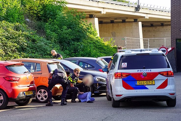 Agenten houden de vrouw aan op de parkeerplaats in Zwolle.