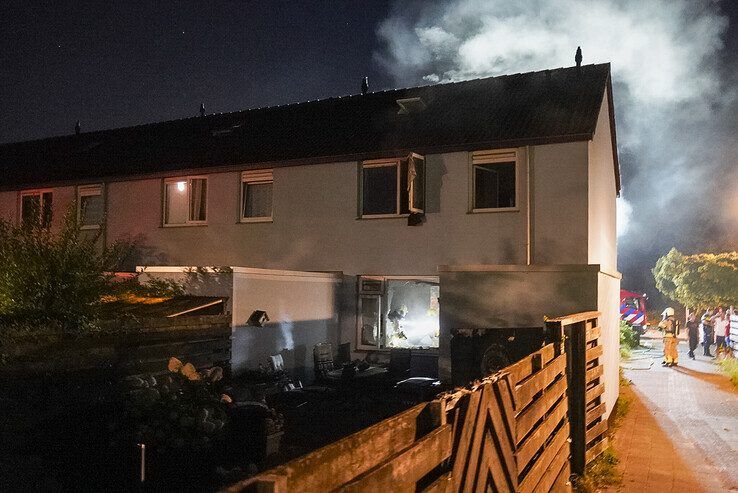 Bewoner gewond bij woningbrand in Zwolle, konijn gered door brandweer