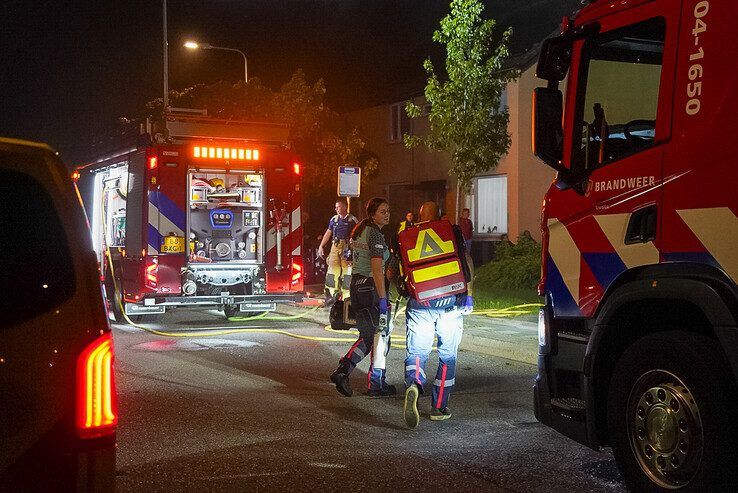 Bewoner gewond bij woningbrand in Zwolle, konijn gered door brandweer