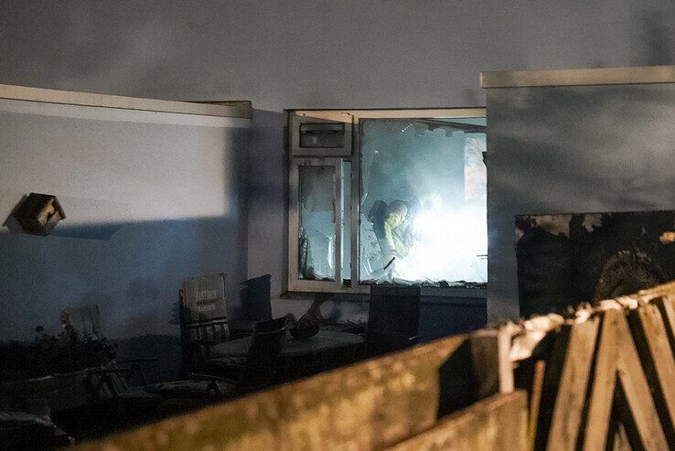 Bewoner gewond bij woningbrand in Zwolle, konijn gered door brandweer