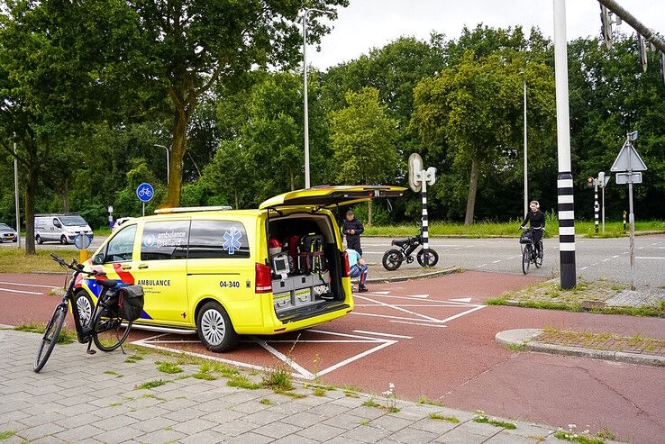 Ambulance bij ongeval fietsster en fatbike in Zwolle.