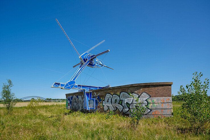 Kunstwerk op brugpijler in Hattem.