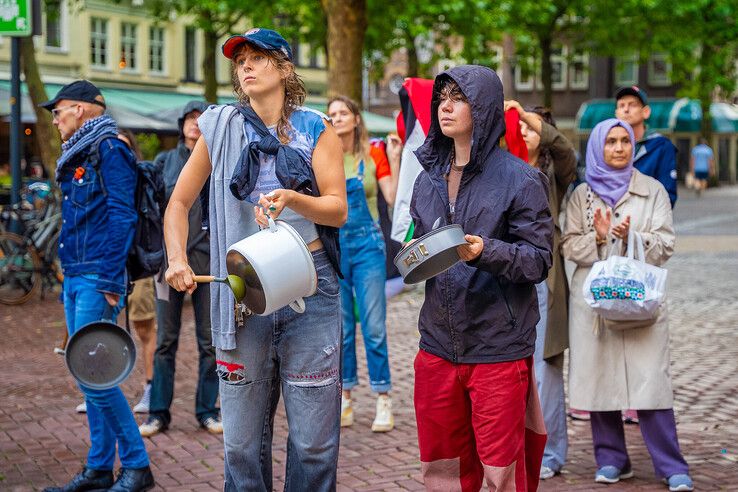 Tientallen actievoerders slaan op pannen tijdens lawaaidemonstratie in Zwolle (video)