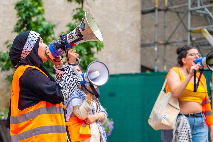 Tientallen actievoerders slaan op pannen tijdens lawaaidemonstratie in Zwolle (video)