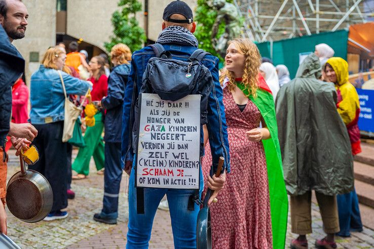 Tientallen actievoerders slaan op pannen tijdens lawaaidemonstratie in Zwolle (video)