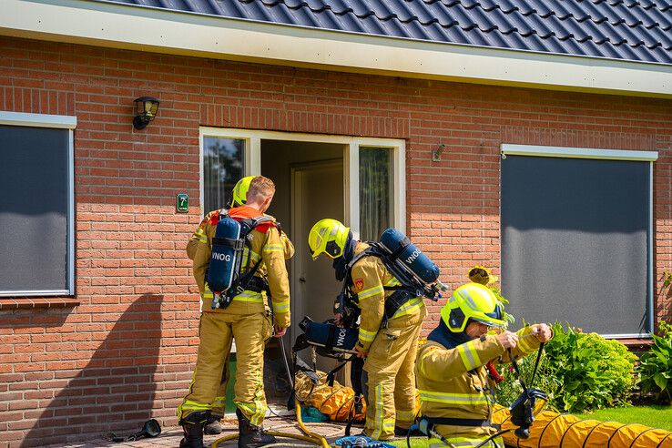 Steekvlam veroorzaakt brand in kruipruimte woning Kamperveen (video)