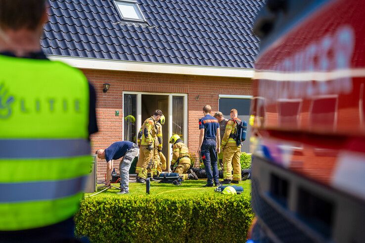 Steekvlam veroorzaakt brand in kruipruimte woning Kamperveen (video)