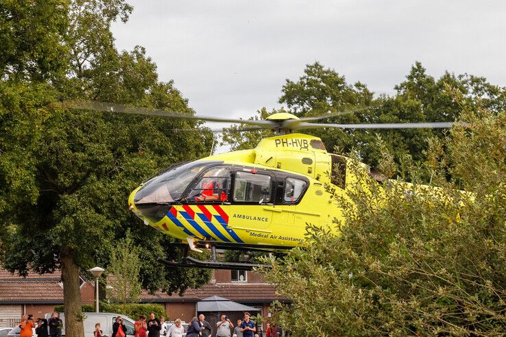 In beeld: Traumahelikopter landt in Kampen voor medische noodsituatie