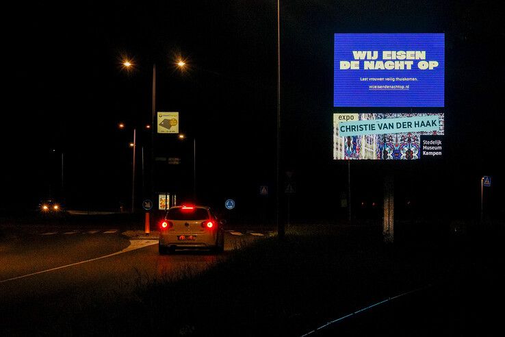 "Wij eisen de nacht op" prijkt op ledschermen bij invalswegen Kampen.