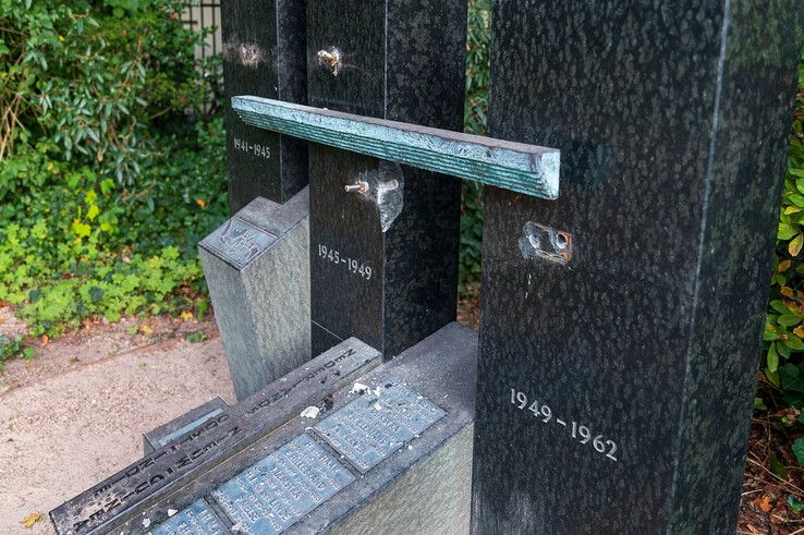 Twee van de metalen balken zijn verdwenen, natuursteen beschadigd.