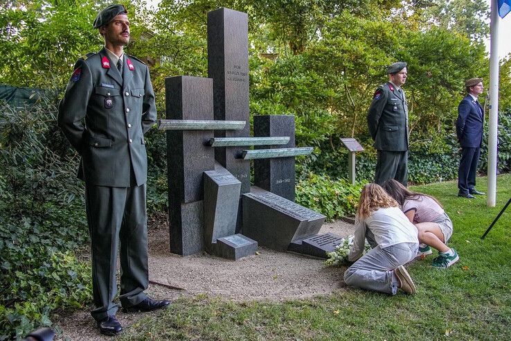 Kinderen legden twee weken geleden nog bloemen bij het ongeschonden oorlogsmonument.