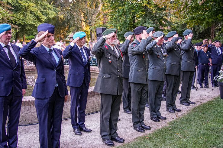 In beeld: Zwolle herdenkt gevallenen Oost-Azië bij Indië- en Nieuw-Guinea-monument