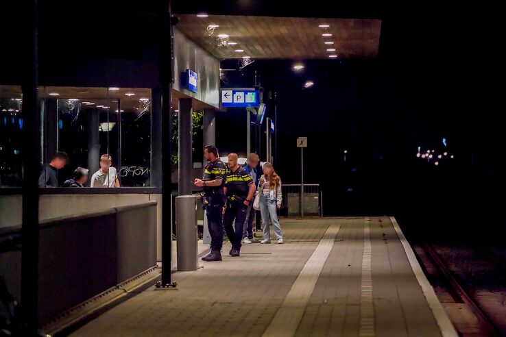 Agenten controleren jongeren op station Stadshagen.
