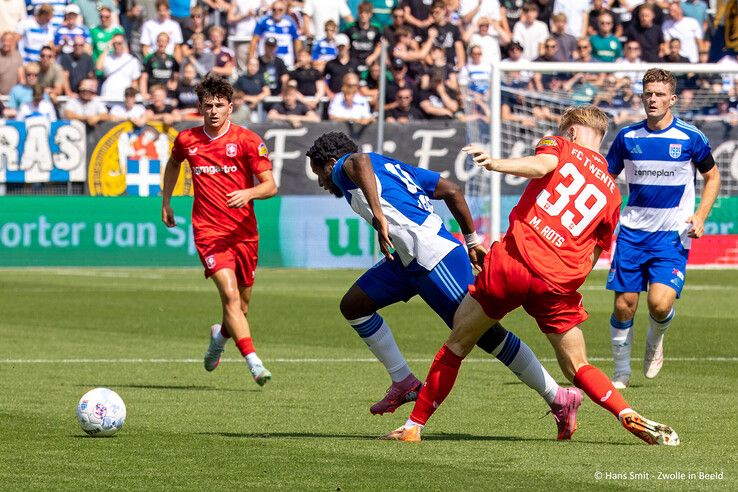 In beeld: PEC Zwolle start seizoen met winst, FC Twente onderuit in Zwolle