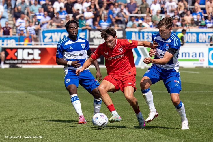In beeld: PEC Zwolle start seizoen met winst, FC Twente onderuit in Zwolle