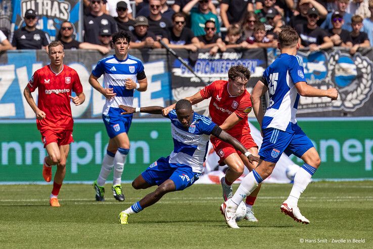 In beeld: PEC Zwolle start seizoen met winst, FC Twente onderuit in Zwolle