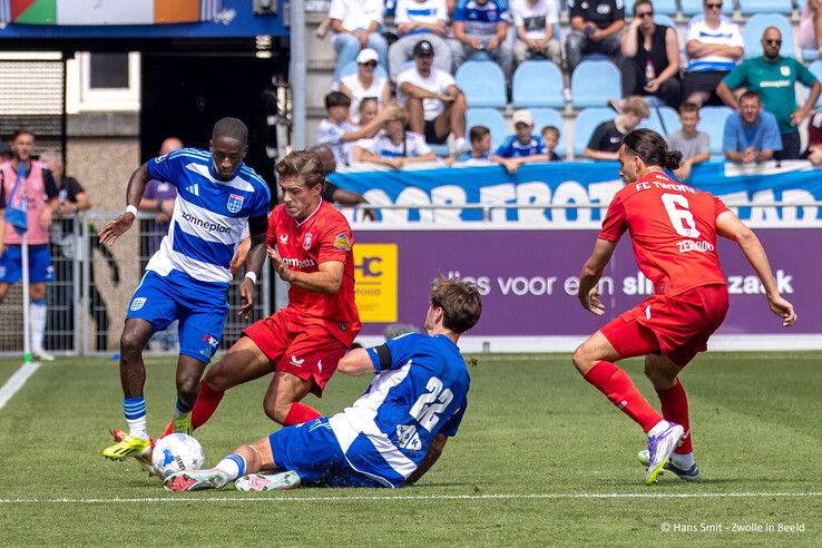 In beeld: PEC Zwolle start seizoen met winst, FC Twente onderuit in Zwolle