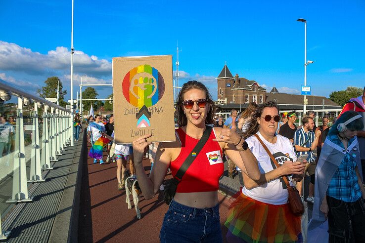 In beeld: Gemoedelijke sfeer overheerst bij Pride Walk door Kampen