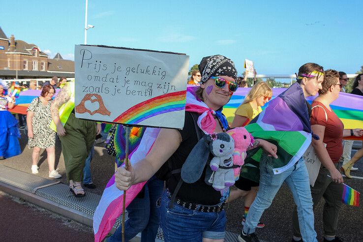 In beeld: Gemoedelijke sfeer overheerst bij Pride Walk door Kampen
