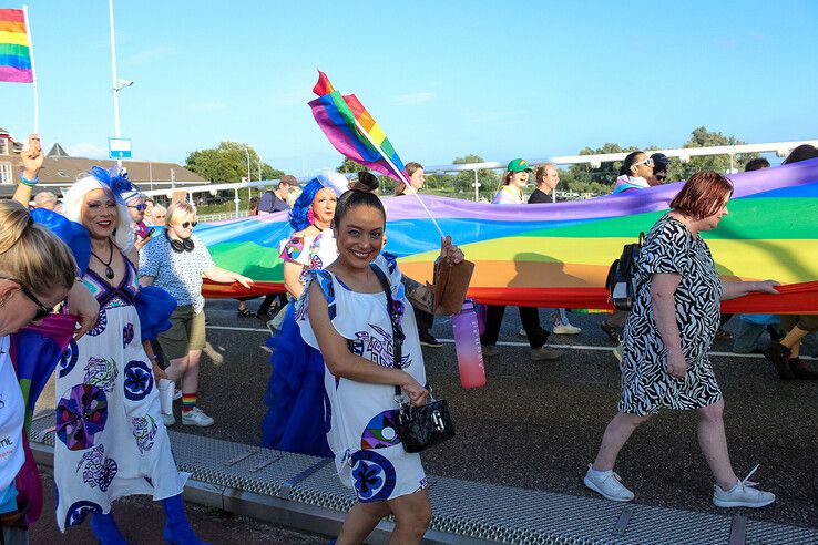 In beeld: Gemoedelijke sfeer overheerst bij Pride Walk door Kampen