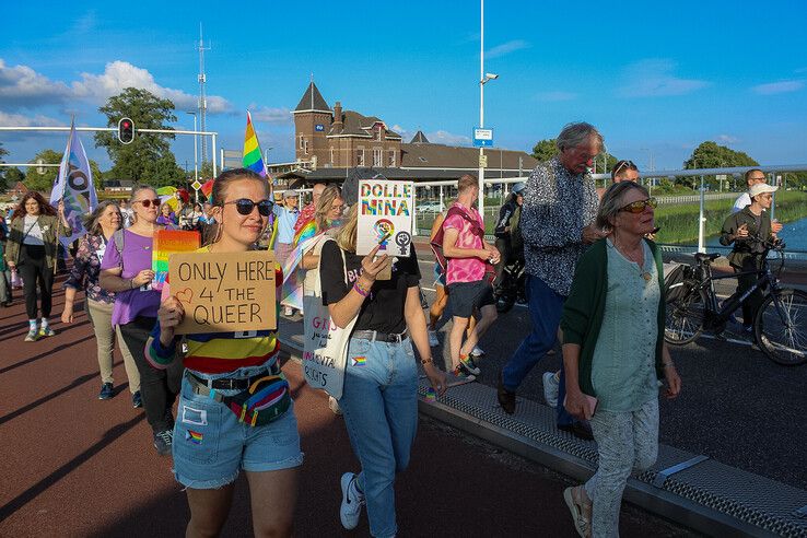In beeld: Gemoedelijke sfeer overheerst bij Pride Walk door Kampen