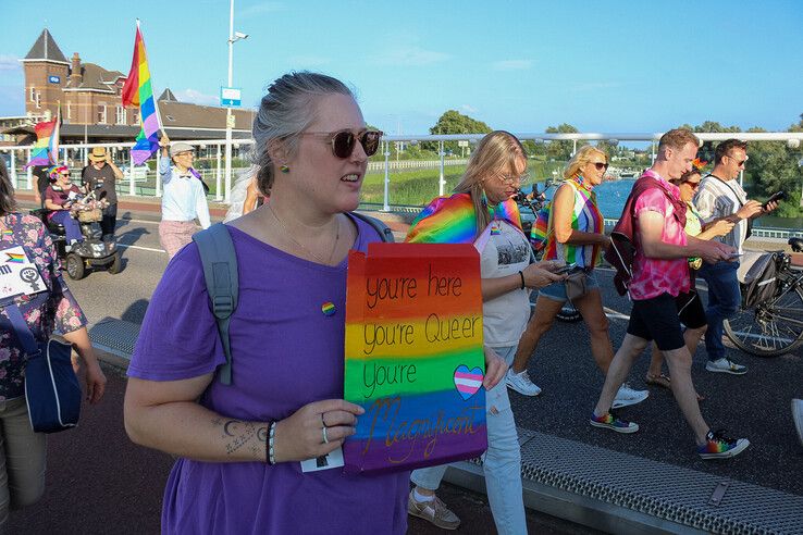 In beeld: Gemoedelijke sfeer overheerst bij Pride Walk door Kampen