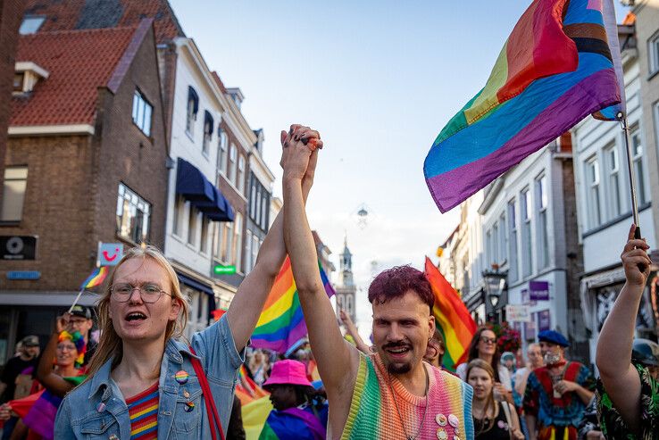 In beeld: Gemoedelijke sfeer overheerst bij Pride Walk door Kampen