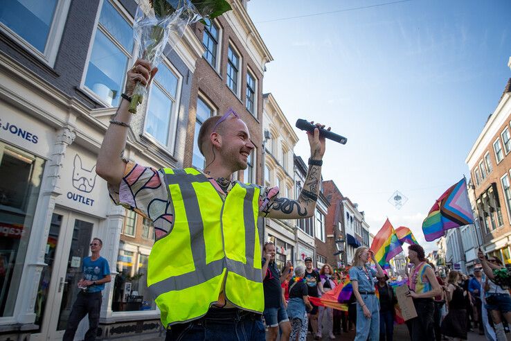 In beeld: Gemoedelijke sfeer overheerst bij Pride Walk door Kampen