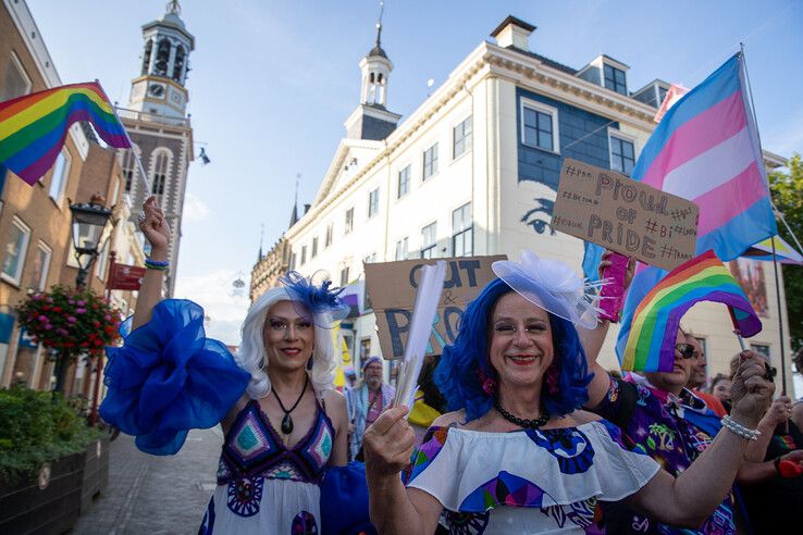 In beeld: Gemoedelijke sfeer overheerst bij Pride Walk door Kampen