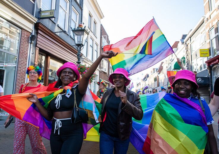 In beeld: Gemoedelijke sfeer overheerst bij Pride Walk door Kampen