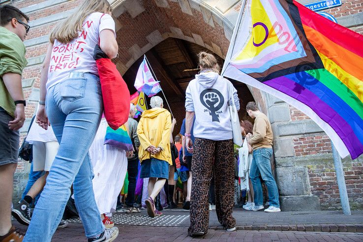In beeld: Gemoedelijke sfeer overheerst bij Pride Walk door Kampen