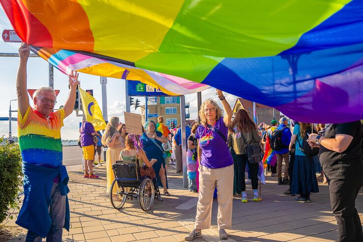 In beeld: Gemoedelijke sfeer overheerst bij Pride Walk door Kampen