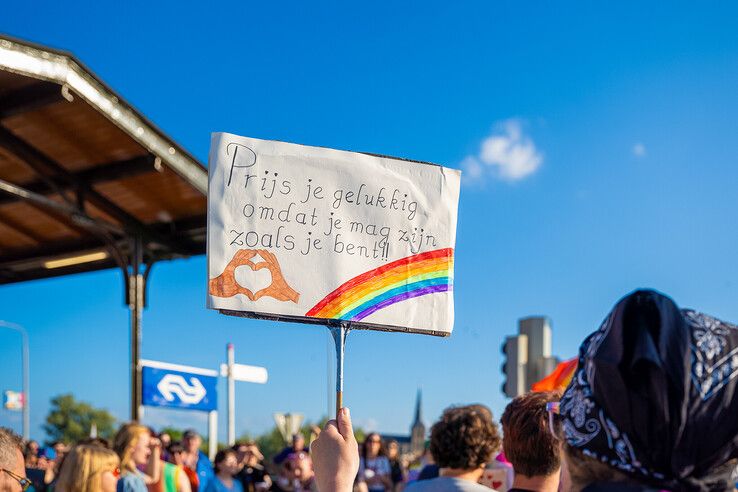 In beeld: Gemoedelijke sfeer overheerst bij Pride Walk door Kampen