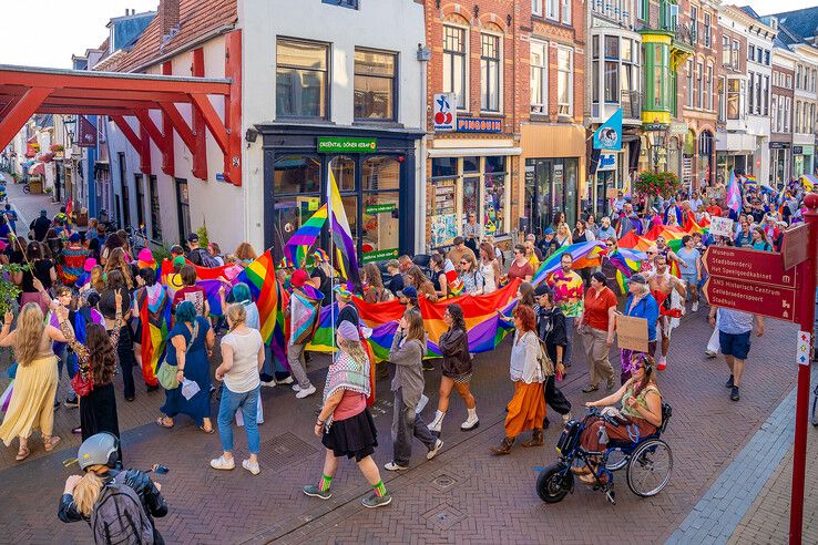 In beeld: Gemoedelijke sfeer overheerst bij Pride Walk door Kampen