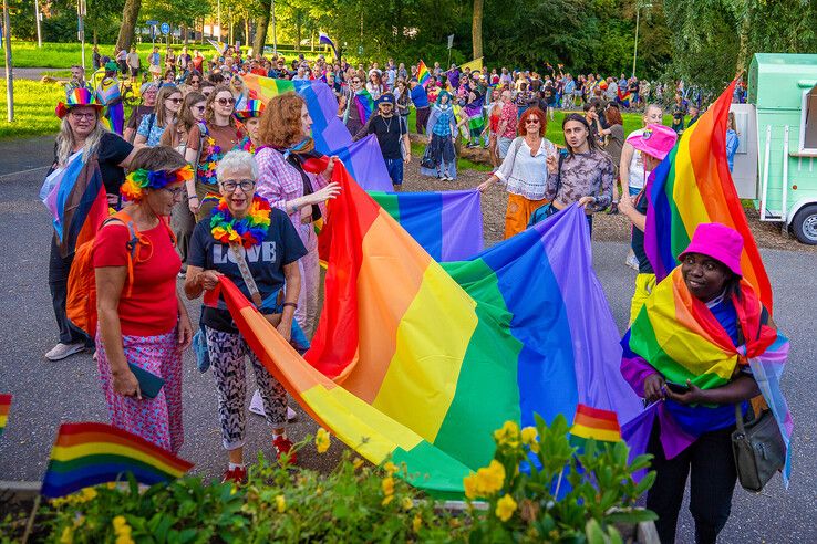 In beeld: Gemoedelijke sfeer overheerst bij Pride Walk door Kampen