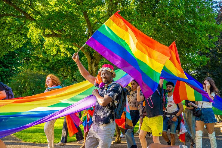 In beeld: Gemoedelijke sfeer overheerst bij Pride Walk door Kampen