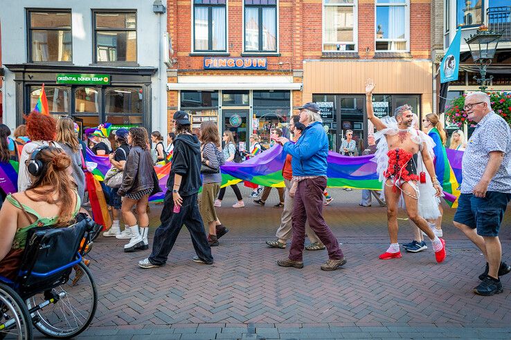 In beeld: Gemoedelijke sfeer overheerst bij Pride Walk door Kampen