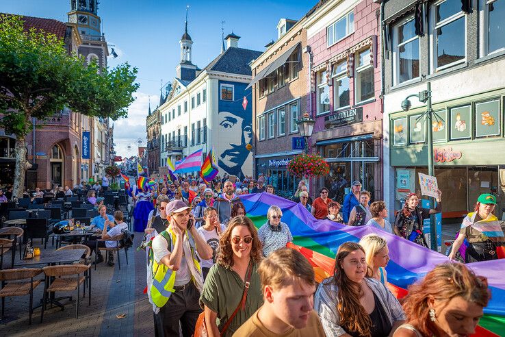 In beeld: Gemoedelijke sfeer overheerst bij Pride Walk door Kampen