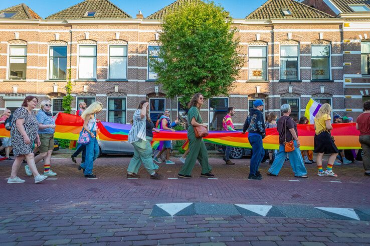 In beeld: Gemoedelijke sfeer overheerst bij Pride Walk door Kampen