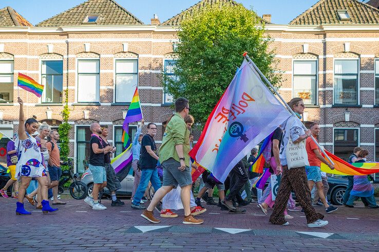In beeld: Gemoedelijke sfeer overheerst bij Pride Walk door Kampen