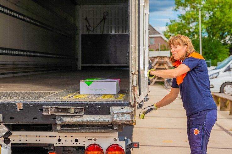 In beeld: Bijna 10 miljoen boeken verspreid: schoolboekenhandel Van Dijk rondt hoogseizoen af in Kampen
