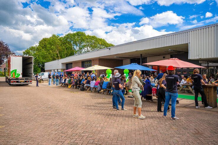 In beeld: Bijna 10 miljoen boeken verspreid: schoolboekenhandel Van Dijk rondt hoogseizoen af in Kampen